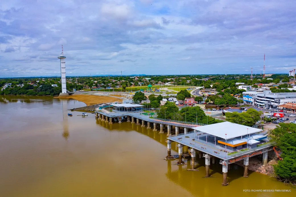 Photo of the Boa Vista waterfront from above, on the Branco River